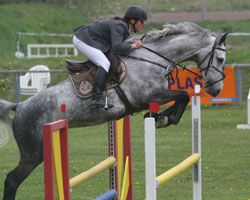 Anna Jürgens gewann das erste Springen um den Pokal der Mecklenburgischen Versicherung in Ludwigsburg auf Les Lennet. Fotos: Wego